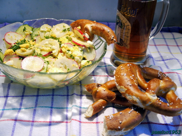 Фото к рецепту: Баварский салат с редиской, редькой и яично-горчичной запрaвкой