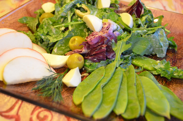 Фото к рецепту: Зеленый салат с оливками и соусом тартар