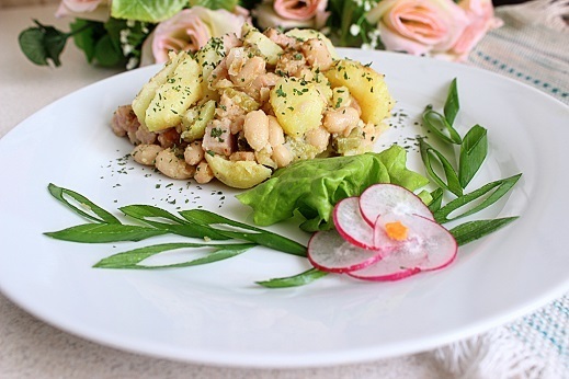 Фото к рецепту: Горячий салат из молодого картофеля с ветчиной и фасолью