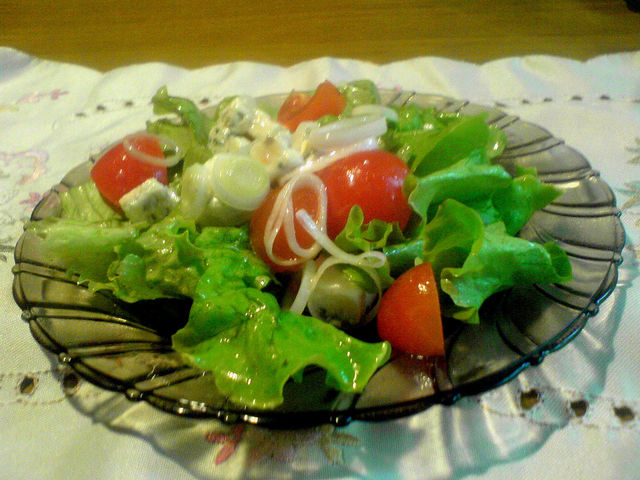 Фото к рецепту: Зеленый салат с помидорами и сыром дор блю