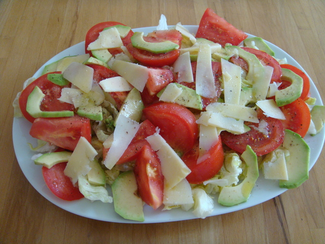 Фото к рецепту: Салат из помидора , авокадо, пармезана и салата айсберг 