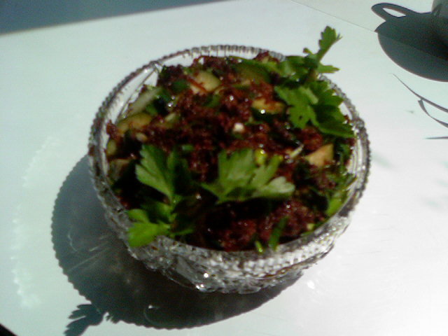 Фото к рецепту: Салат из свеклы и зелени с соусом хренотень 