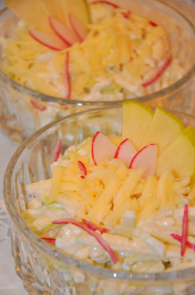 Фото к рецепту: Салат с сельдереем, яблоками и сыром