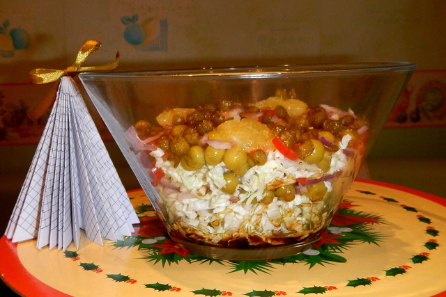 Фото к рецепту: Салат с жаренным горошком