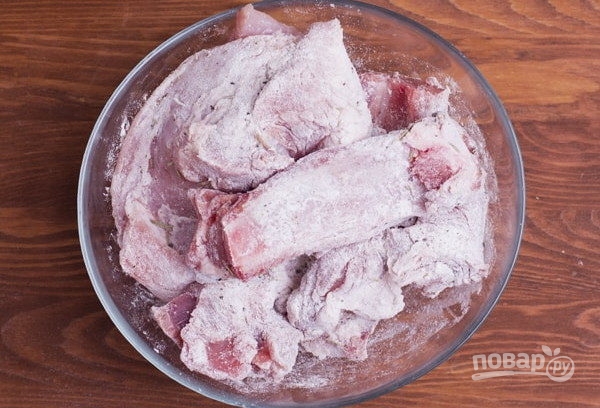 Свинина, тушеная с сушеными грибами - фото шаг 3