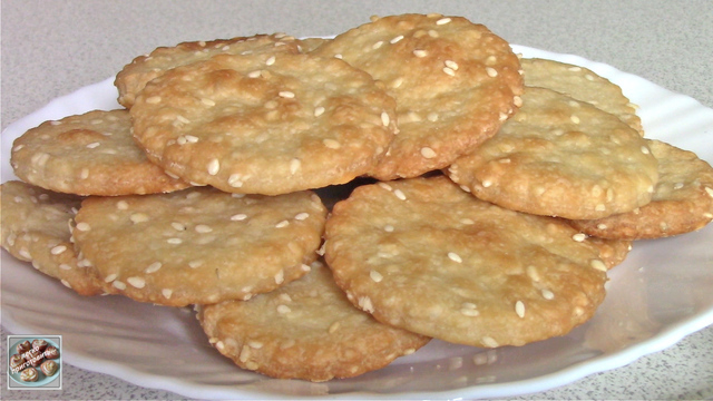 Фото к рецепту: Галетное печенье с кунжутом