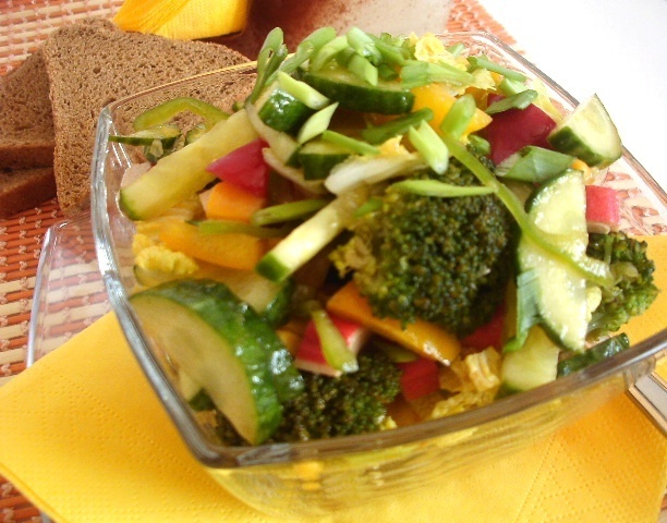 Фото к рецепту: салат с брокколи, кукурузой и крабовыми палочками.