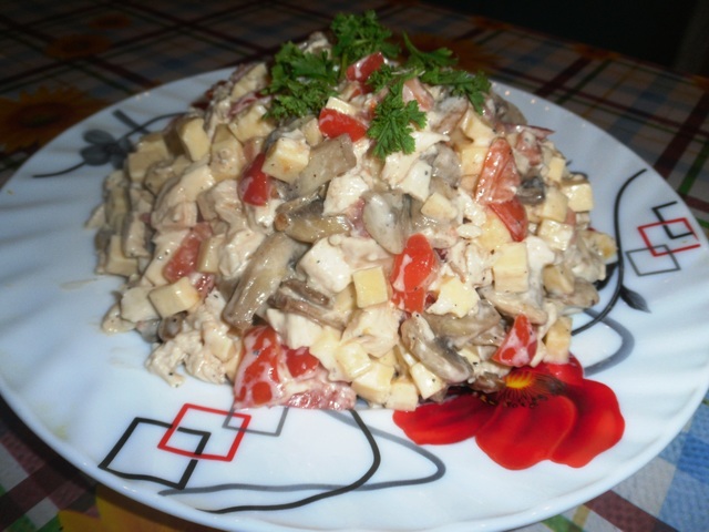 Фото к рецепту: Салат с курицей, сыром, грибами и помидорами