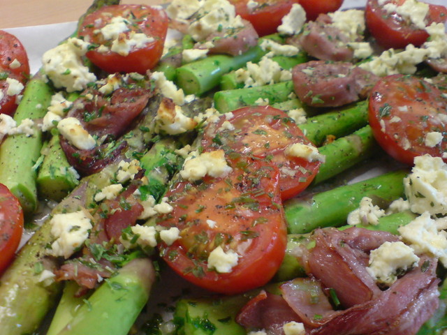 Фото к рецепту: Тёплый салат из зелёной спаржи,черри,хамона и козьего сыра // шашлычки со спаржей и беконом