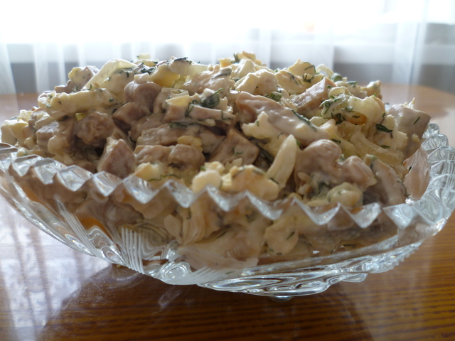 Фото к рецепту: Салат с яичными блинчиками и грибами
