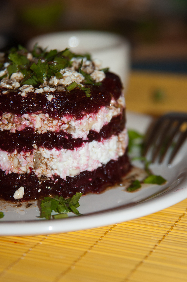 Фото к рецепту: Салат из свеклы «наполеон»