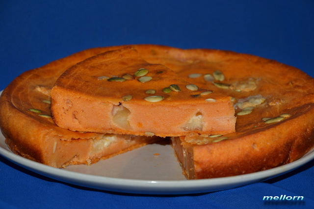Фото к рецепту: Томатный пирог с моцареллой и тыквенными семечками