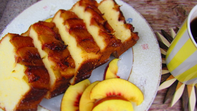 Фото к рецепту: Йогуртовый кекс с персиками