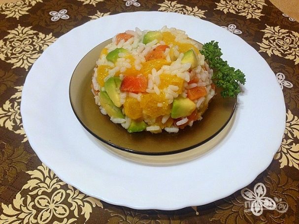 Салат из риса с лососем, авокадо и апельсином