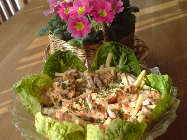 Фото к рецепту: Чешский салат с курятиной и сыром