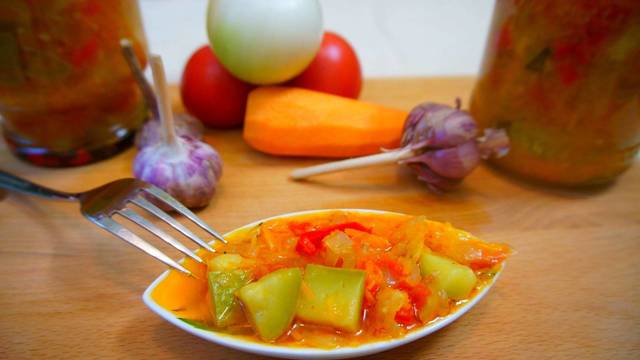 Фото к рецепту: Вкусный салат из кабачков с помидорами на зиму