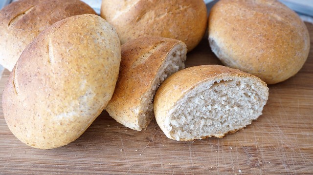 Фото к рецепту: Цельнозерновые хлебные булочки