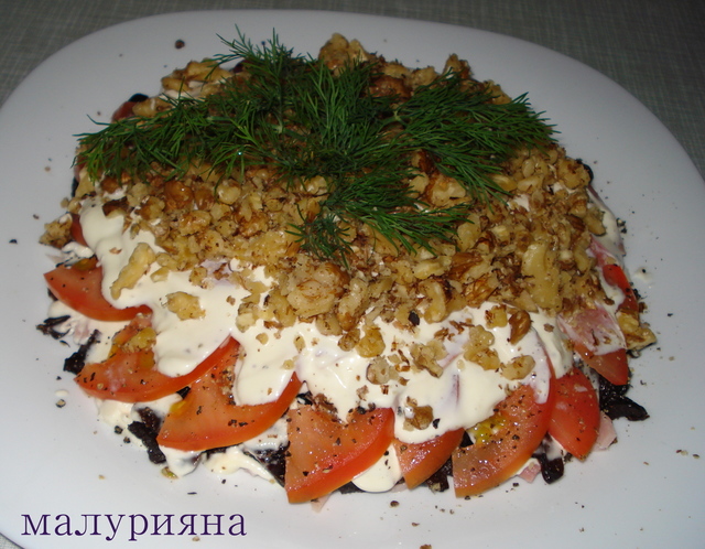 Фото к рецепту: Салат из ветчины с черносливом под помидорной шапкой