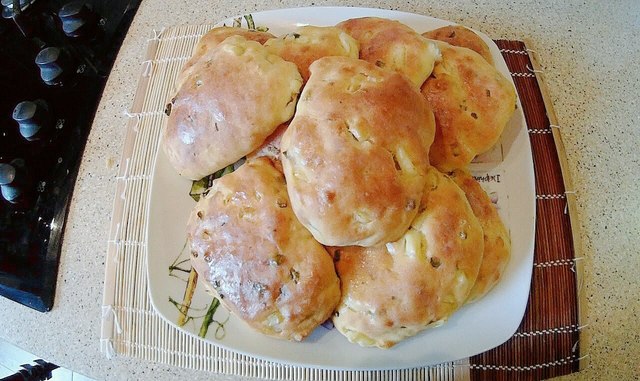 Фото к рецепту: Ленивые пирожки с яйцами и зеленым луком