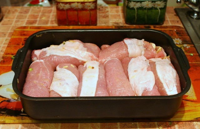 Рулетики из мяса в духовке - фото шаг 6