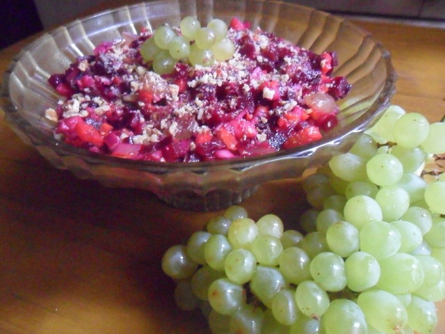 Фото к рецепту: Винегрет с виноградом и орехами