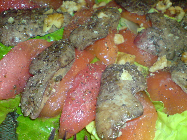 Фото к рецепту: Салат с томатами и куриной печенью