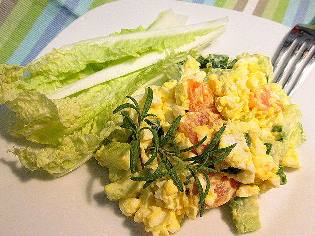 Фото к рецепту: Яичный салат с семгой!