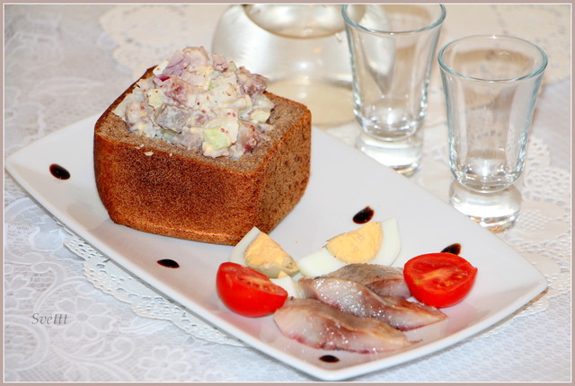 Фото к рецепту: Картофельный салат с сельдью в ржаном хлебе