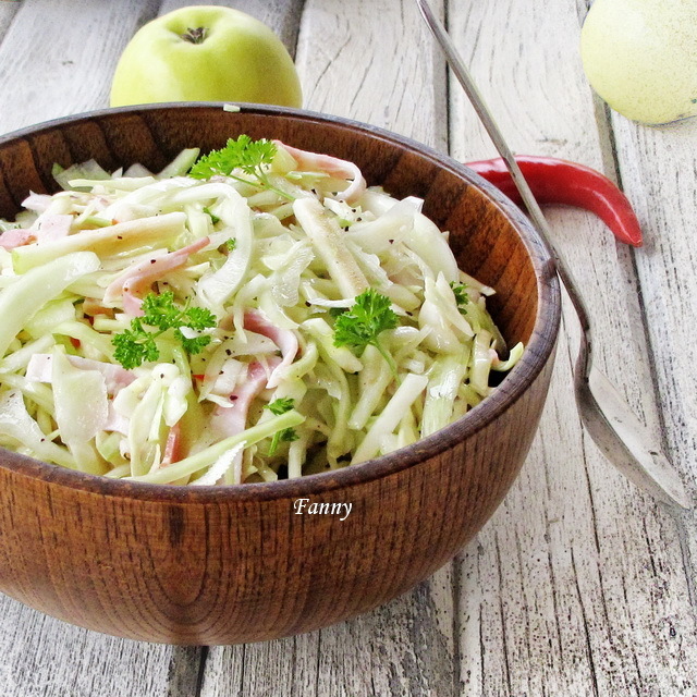 Фото к рецепту: Салат с капустой, яблоком и беконом. тест-драйв с окраиной