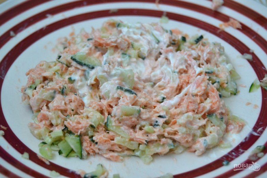 Салат с копченой рыбкой - фото шаг 4