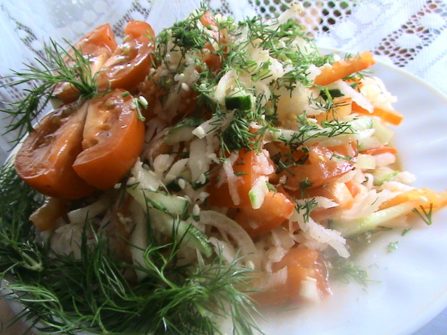 Фото к рецепту: Нескучный овощной салатик с редькой
