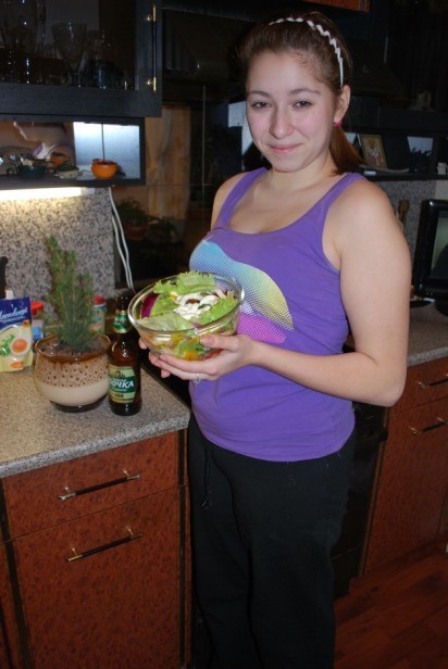 Фото к рецепту: Салат креветки с авокадо и сладким перцем в винном соусе