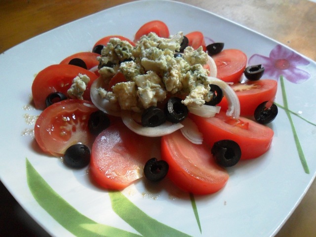 Фото к рецепту: Салат с помидорами и сыром с голубой плесенью
