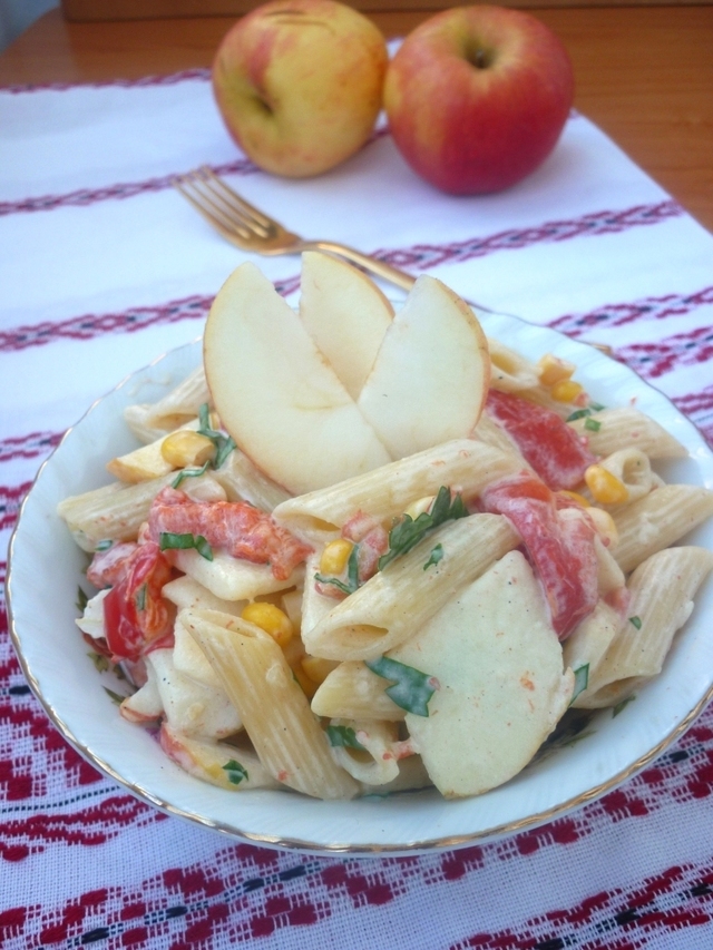 Фото к рецепту: Макаронный салат с яблоком и запечённым перцем 