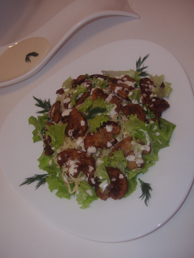 Фото к рецепту: Салат с хрустящими грибами с пикантным соусом