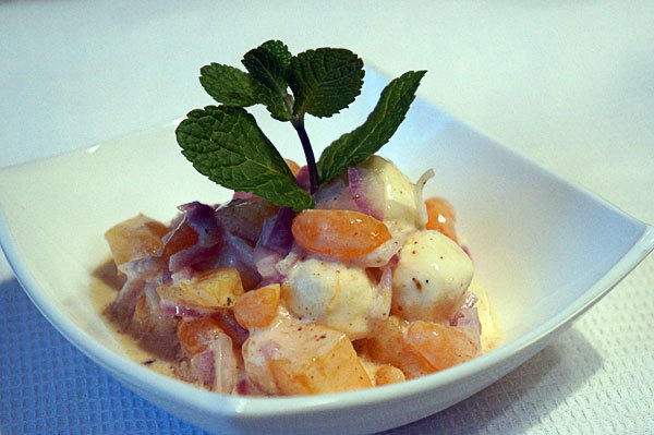 Фото к рецепту: Салат с мандаринами и хурмой