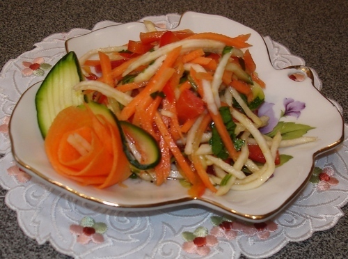 Фото к рецепту: Салат из свежих овощей радуга 