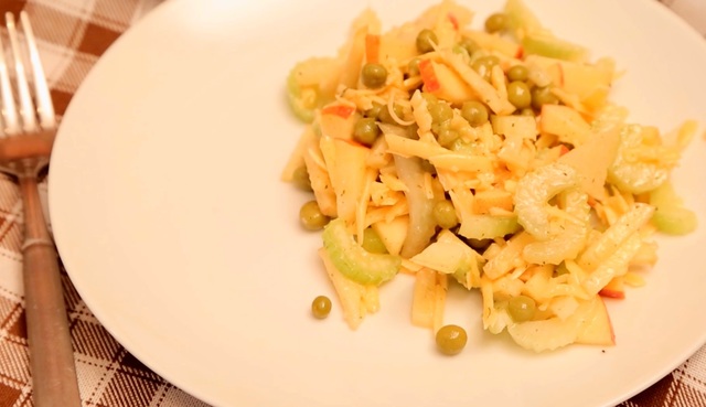 Фото к рецепту: салат с сельдереем и сыром и яблоком. видео