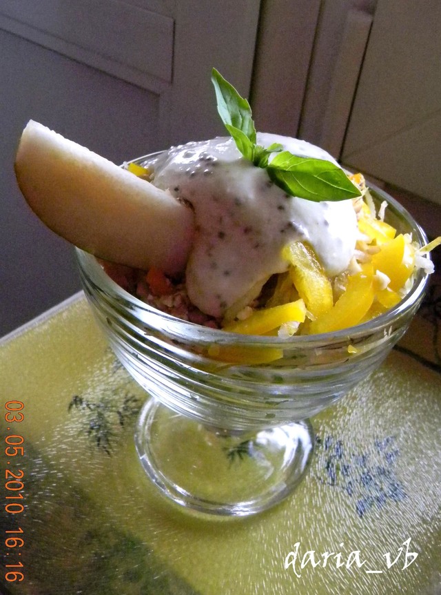 Фото к рецепту: Легкий салат с грушей