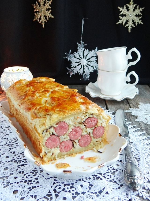 Фото к рецепту: Пирог с квашеной капустой, рисом и колбасками