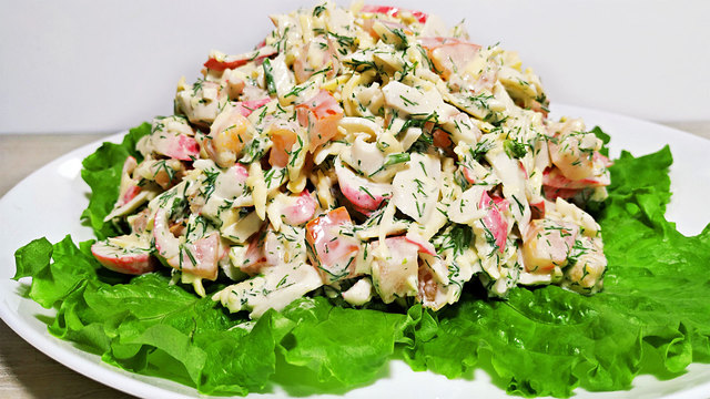 Фото к рецепту: Салат из крабовых палочек на праздник!