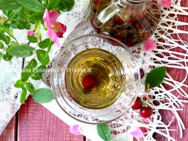 Фото к рецепту: Летний чай с черешней, корицей и мятой