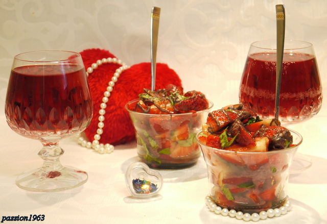 Фото к рецепту: Пикантный клубничный салат-аперитив ко дню влюбленных