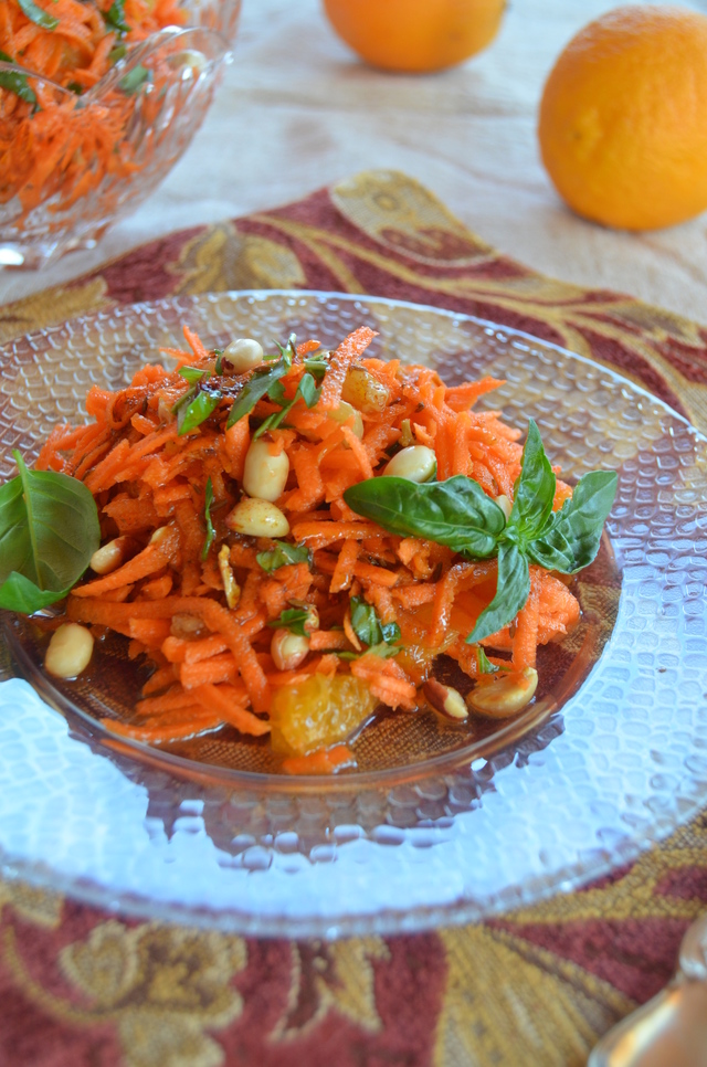Фото к рецепту: Морковный салат с апельсинами и зирой