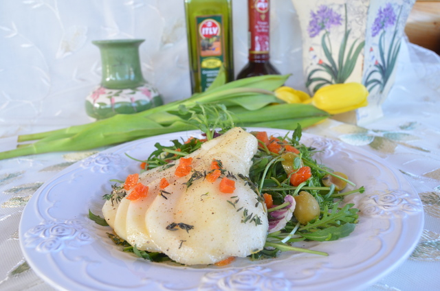 Фото к рецепту: Салат с грушей, сыром бри и курагой