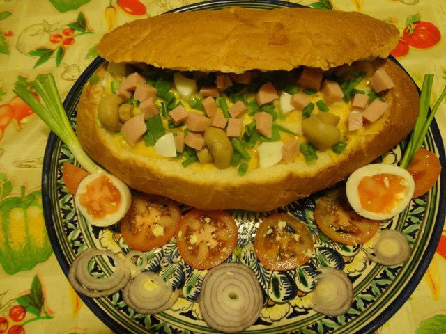 Фото к рецепту: Салат в хлебе тайник 