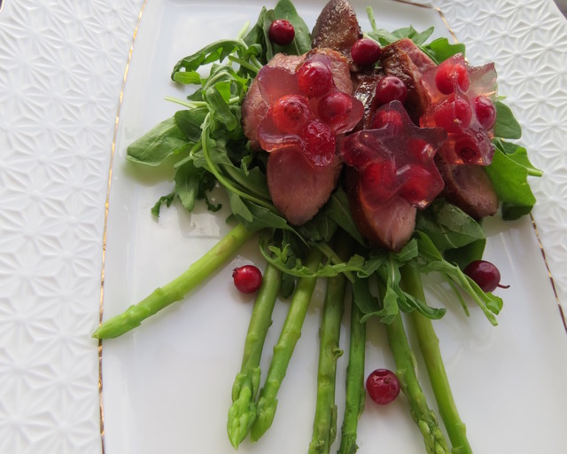 Фото к рецепту: Салат из утки с ягодным желе на подушке из руколлы