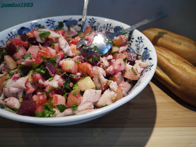 Фото к рецепту: Теплый картофельный салат со свеклой и форелью горячего копчения