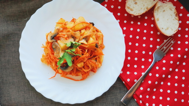 Фото к рецепту: Салат с корейской морковью и грибами