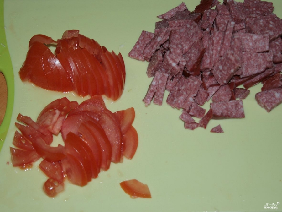 Салат пикантный с колбасой - фото шаг 4